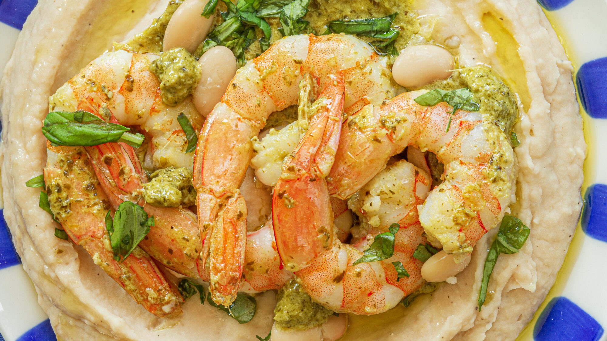 Crevettes au pesto et velouté de haricots blancs au parmesan